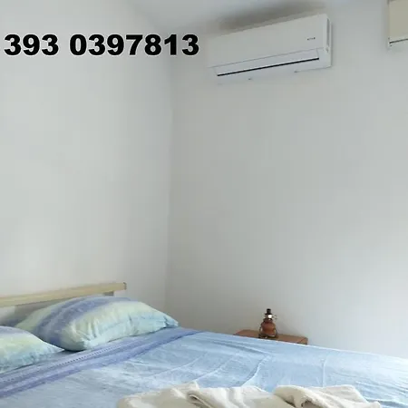 Apartment La Casetta: Cozy Beachside Retreat In Historic Center